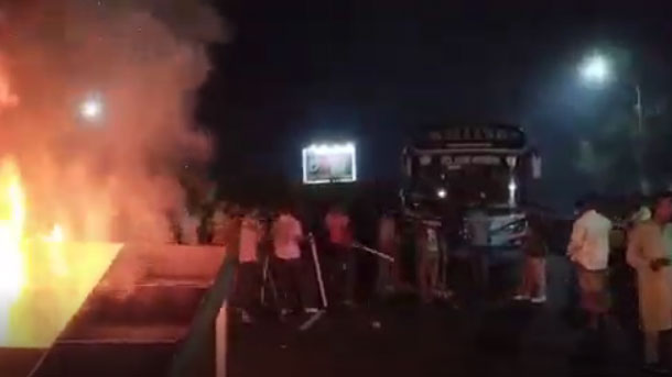 লাভলুর কর্মী-সমর্থকরা ঢাকা-ভাঙ্গা এক্সপ্রেসওয়ের শিবচর উপজেলার পাঁচ্চরে সড়কে টায়ার জ্বালিয়ে অবরোধ করেন