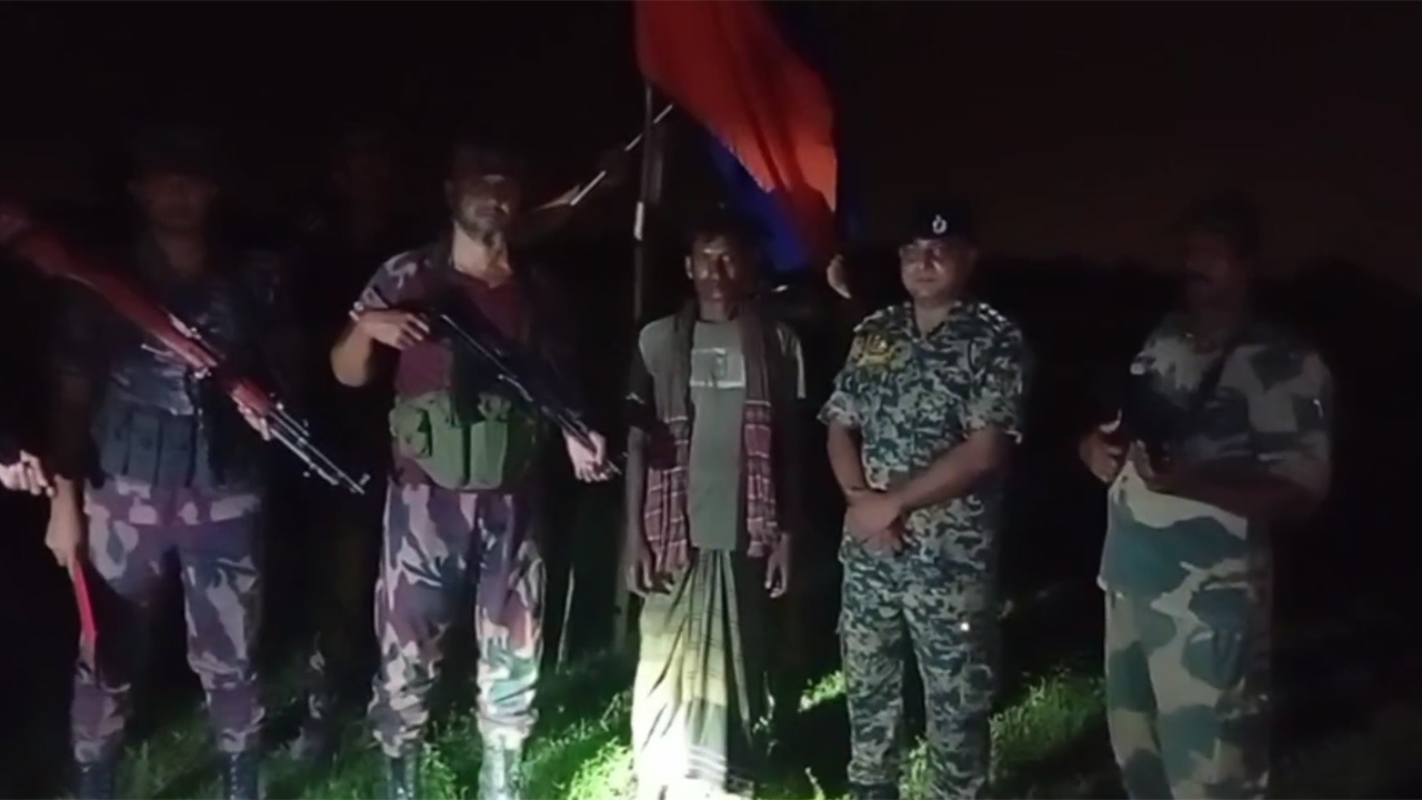 পতাকা বৈঠকের মাধ্যমে ইকবাল হোসেনকে ফেরত দিল বিএসএফ