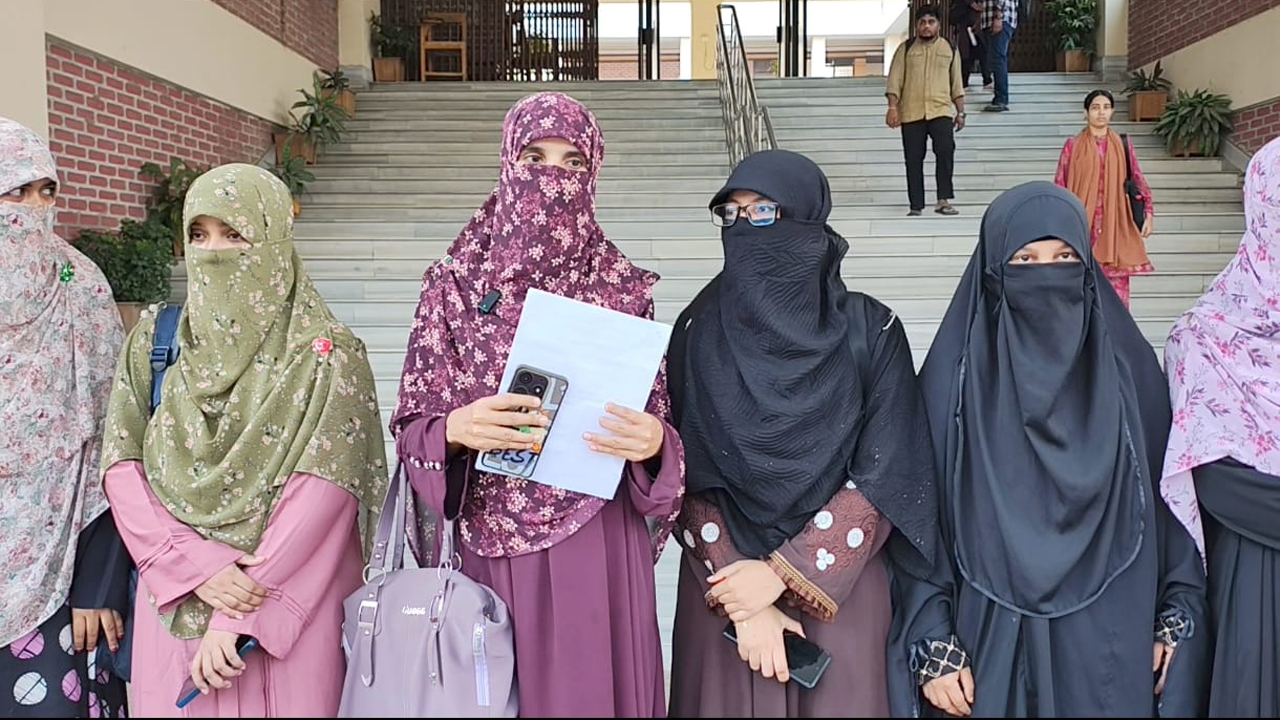 ১২ দফা দাবিতে ছাত্রীসংস্থার স্মারকলিপি