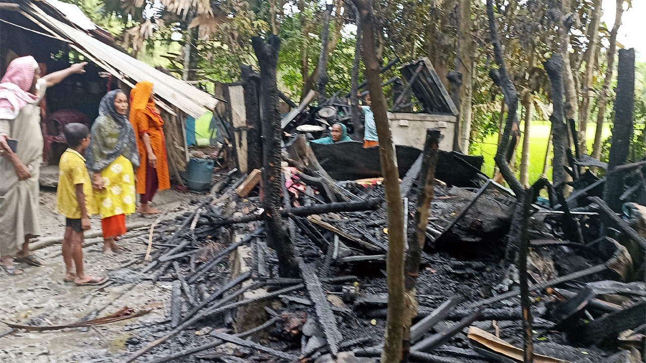 মোরেলগঞ্জে দুর্বৃত্তদের দেয়া আগুনে বসতঘর পুড়ে ছাই