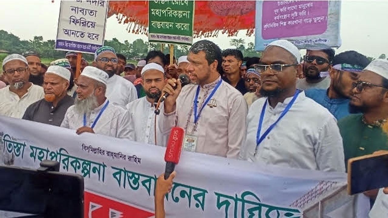 কথা বলছেন ব্যারিস্টার মাহাবুবুল আলম সালেহী