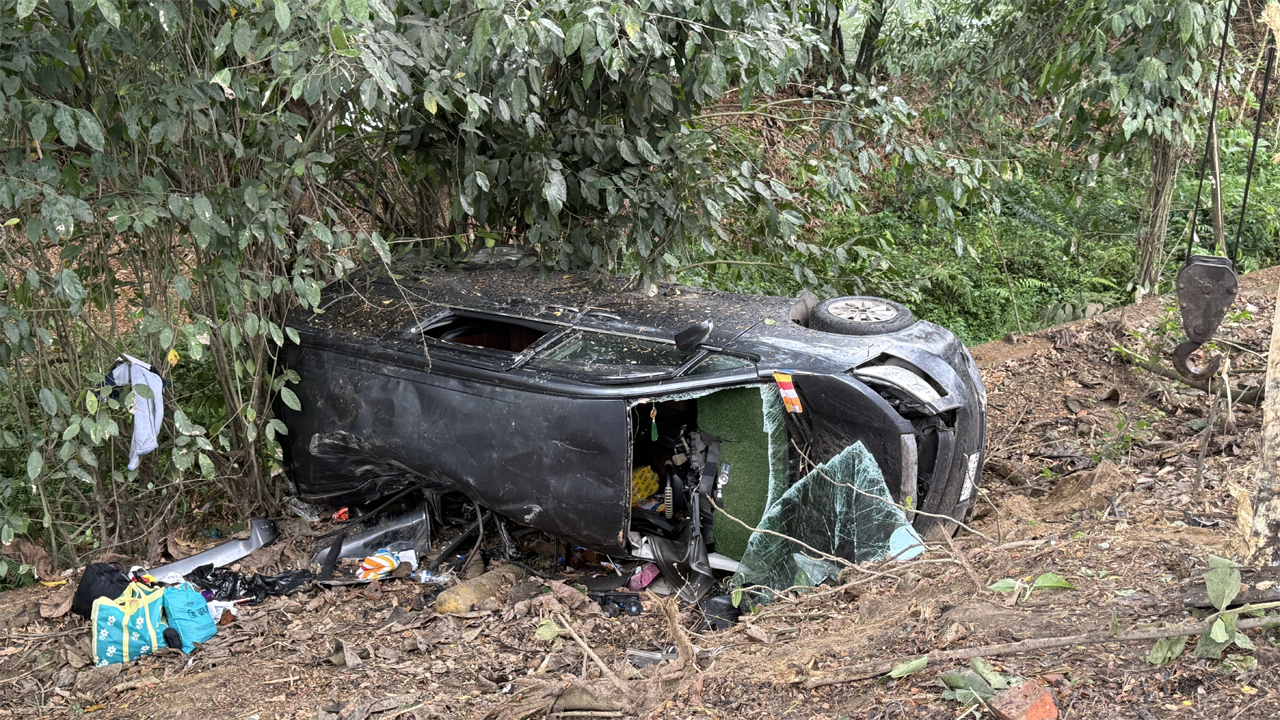 দুর্ঘটনাকবলিত মাইক্রোবাস