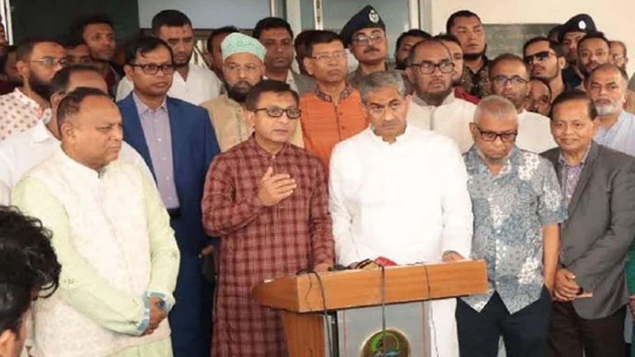 সাংবাদিকদের সাথে কথা বলছেন বাণিজ্যমন্ত্রী খন্দকার আব্দুল মুক্তাদির