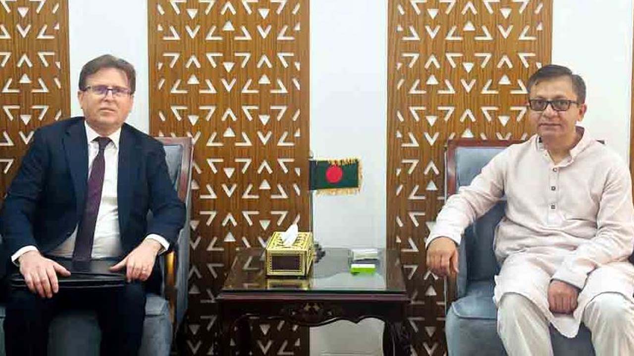 বাণিজ্যমন্ত্রী খন্দকার আব্দুল মুক্তাদিরের সাথে বৈঠক করছেন তুরস্কের রাষ্ট্রদূত রামিজ সেন