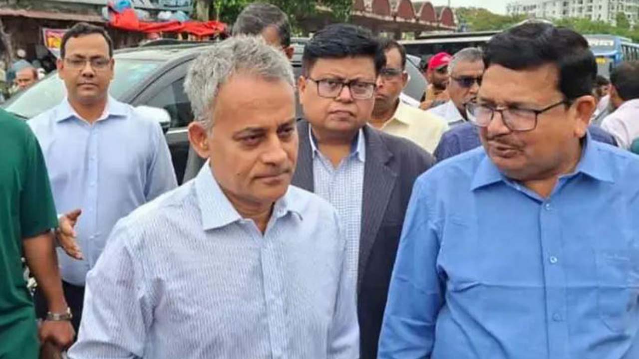 বাস টার্মিনাল পরিদর্শনে সড়ক পরিবহন ও সেতুমন্ত্রী শেখ রবিউল আলম