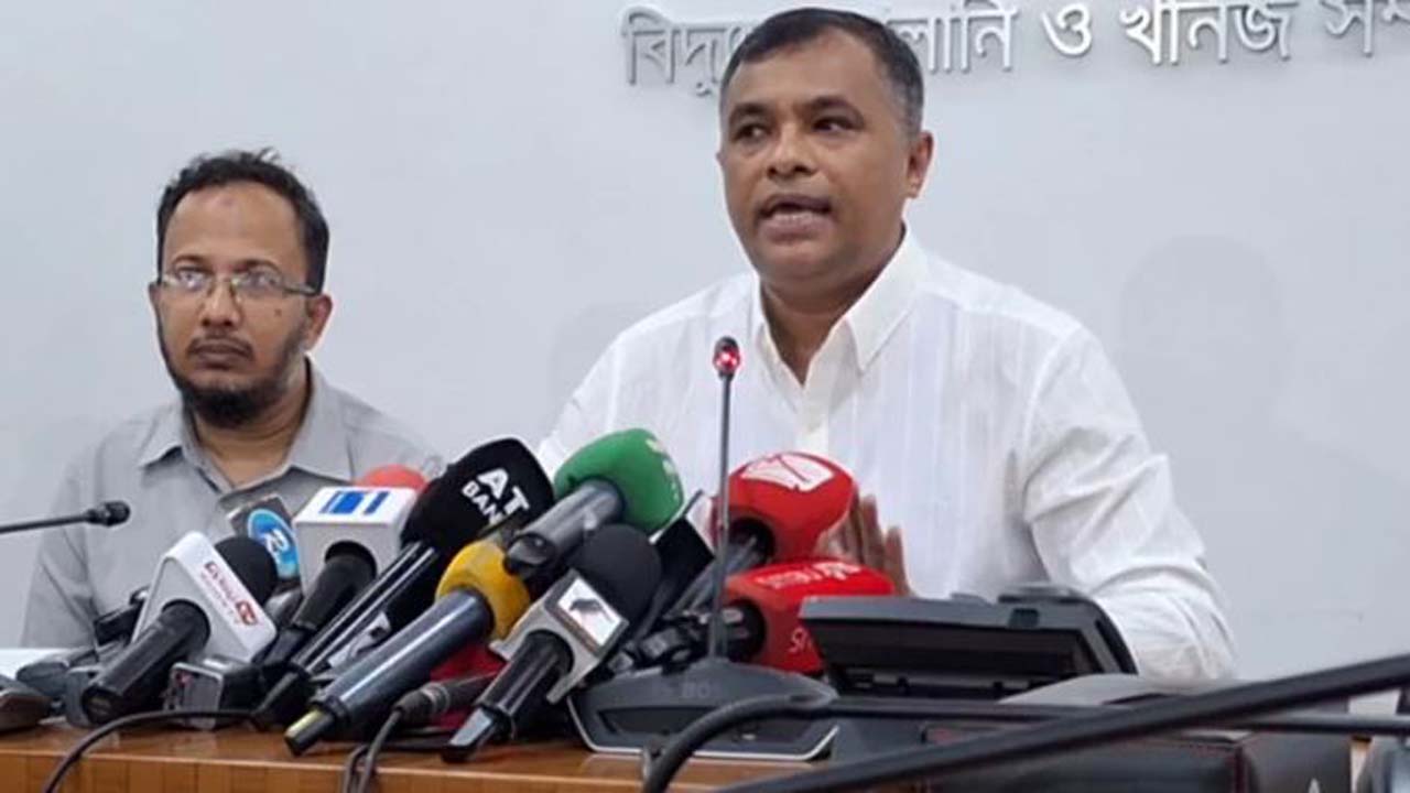 সংবাদ সম্মেলনে জ্বালানি মন্ত্রণালয়ের মুখপাত্র যুগ্ম সচিব মনির হোসেন চৌধুরী