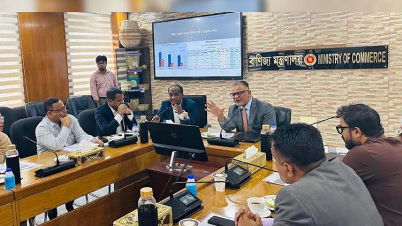 বাণিজ্য মন্ত্রণালয়ের সম্মেলন কক্ষে বাণিজ্য উপদেষ্টা শেখ বশিরউদ্দীন