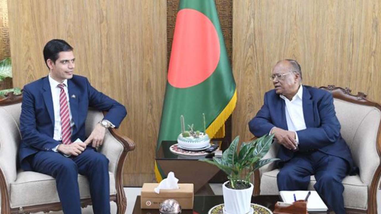 পরিবেশমন্ত্রী আব্দুল আউয়াল মিন্টুর সাথে বাংলাদেশে নিযুক্ত নেপালের রাষ্ট্রদূত ঘনশ্যাম ভান্ডারি সাক্ষাৎ করেছেন