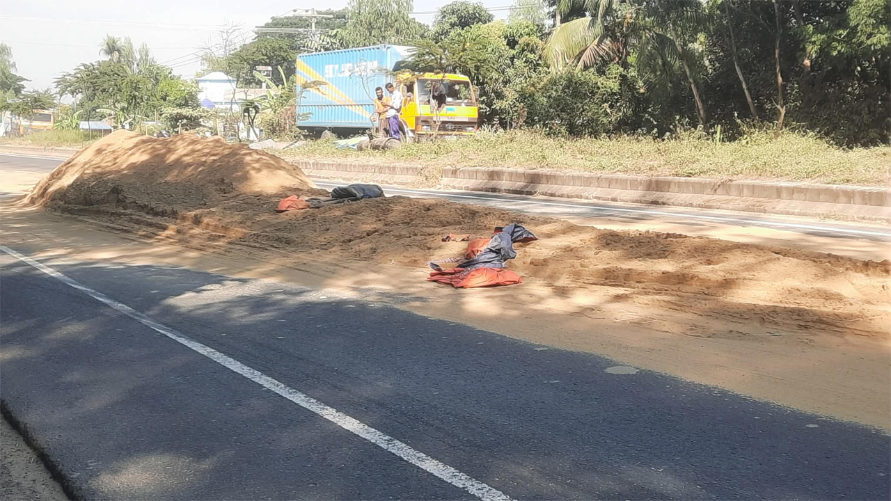 ঢাকা-চট্টগ্রাম মহাসড়কে ট্রাক উল্টে বালুর স্তূপ