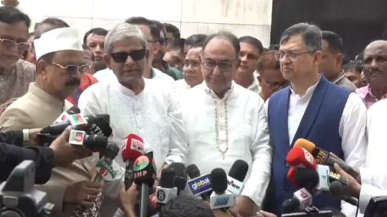 ঈদুল আজহায় বিএনপির প্রতিষ্ঠাতা শহীদ প্রেসিডেন্ট জিয়াউর রহমানের সমাধিতে নেতাকর্মীরা শ্রদ্ধা নিবেদন করেন