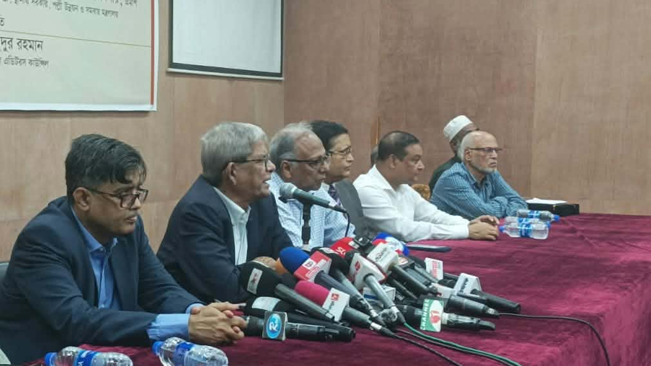 বক্তব্য দিচ্ছেন মির্জা ফখরুল ইসলাম আলমগীর