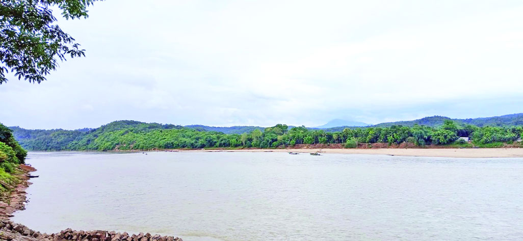 সোমেশ্বরীর তীরঘেঁষা মেঘালয় পাহাড়