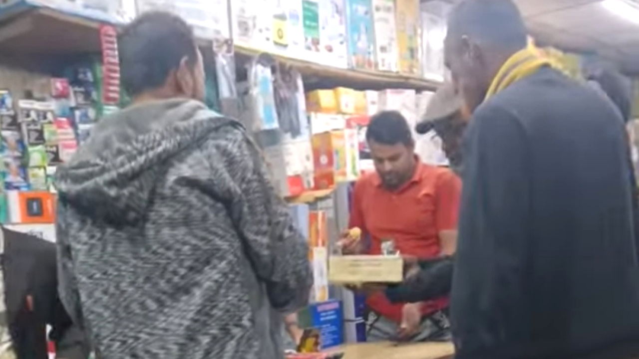 হাসিনার ফাঁসির রায়ে মিষ্টি বিতরণ