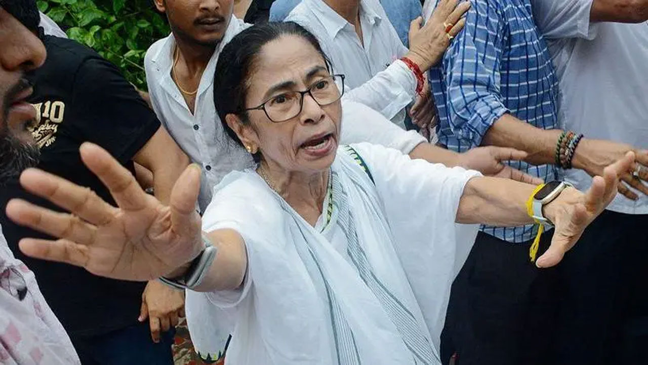 মমতা ব্যানার্জী এটিকে তার ওপর প্রাণঘাতী হামলা বলে দাবি করেছেন