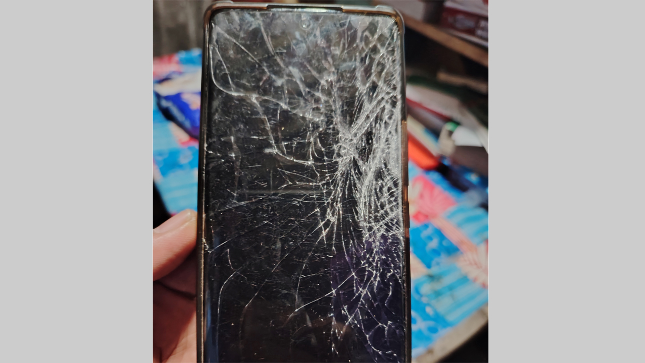 সাংবাদিকের দায়িত্ব পালনকালে মোবাইল ফোন ও ক্যামেরা ভাঙচুর