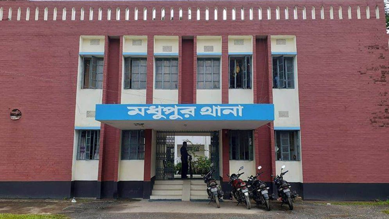 অধীর সূত্রধরের (৬৫) ঝুলন্ত লাশ উদ্ধার করেছে মধুপুর থানার পুলিশ।