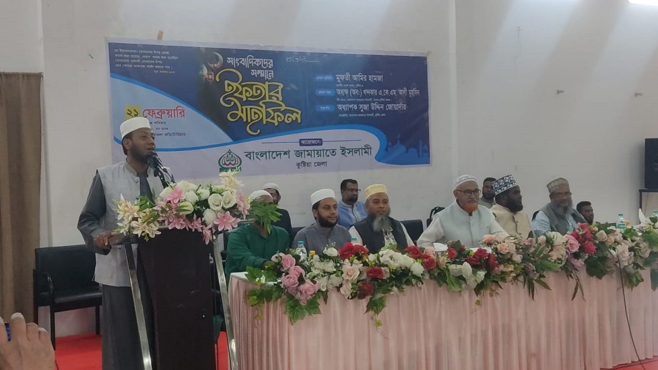 সাংবাদিকদের সাথে এমপি আমীর হামজার ইফতার