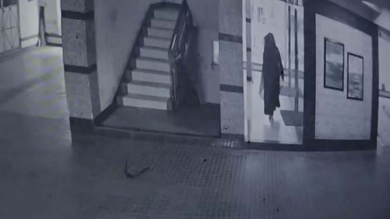 গৃহকর্মী মা-মেয়েকে হত্যা করে পালিয়েছে বলে পুলিশ প্রাথমিকভাবে ধারণা করছে