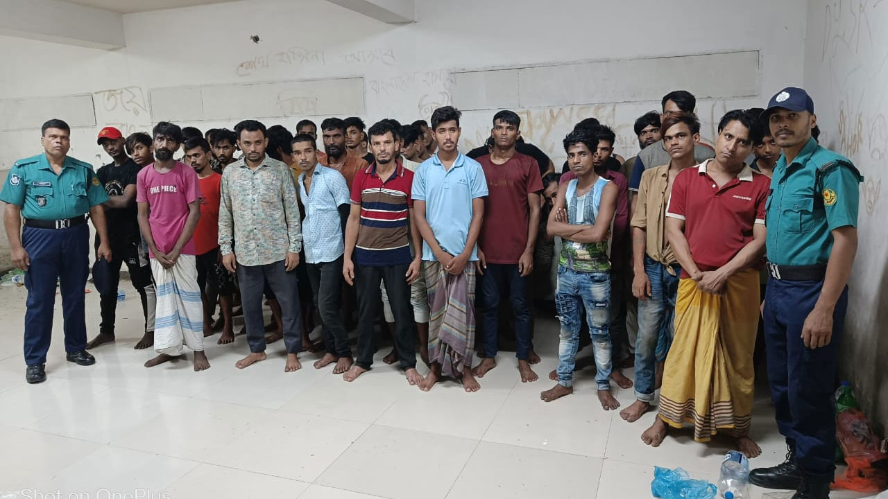 মোহাম্মদপুরের দেশীয় অস্ত্র ও বিস্ফোরকসহ ৪০ জনকে গ্রেফতার করেছে পুলিশ