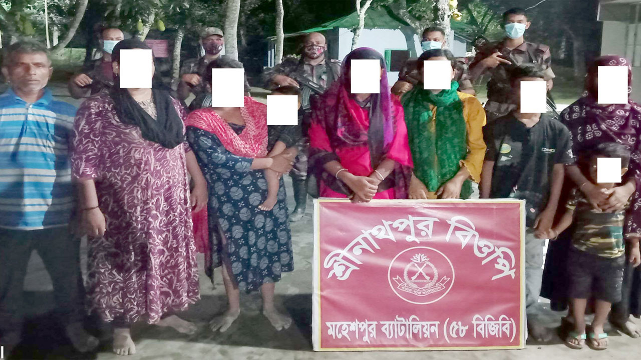 মহেশপুরে ৯ বাংলদেশীকে হস্তান্তর করল বিএসএফ