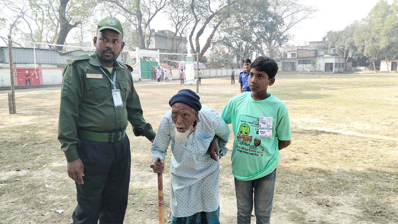 ভোট দিতে শতবর্ষী মজুর উদ্দিন