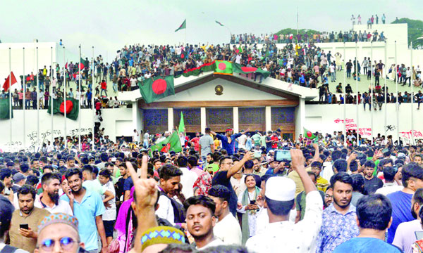 প্রধানমন্ত্রীর কার্যালয় দখল করে সাধারণ মানুষের উল্লাস