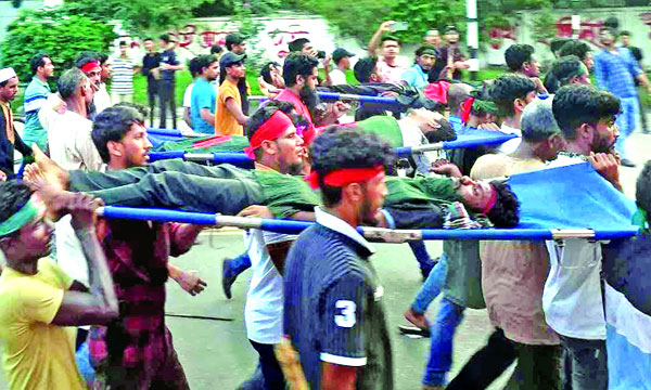 ঢাকা বিশ্ববিদ্যালয় এলাকায় তিনটি লাশ নিয়ে আন্দোলনকারীরা