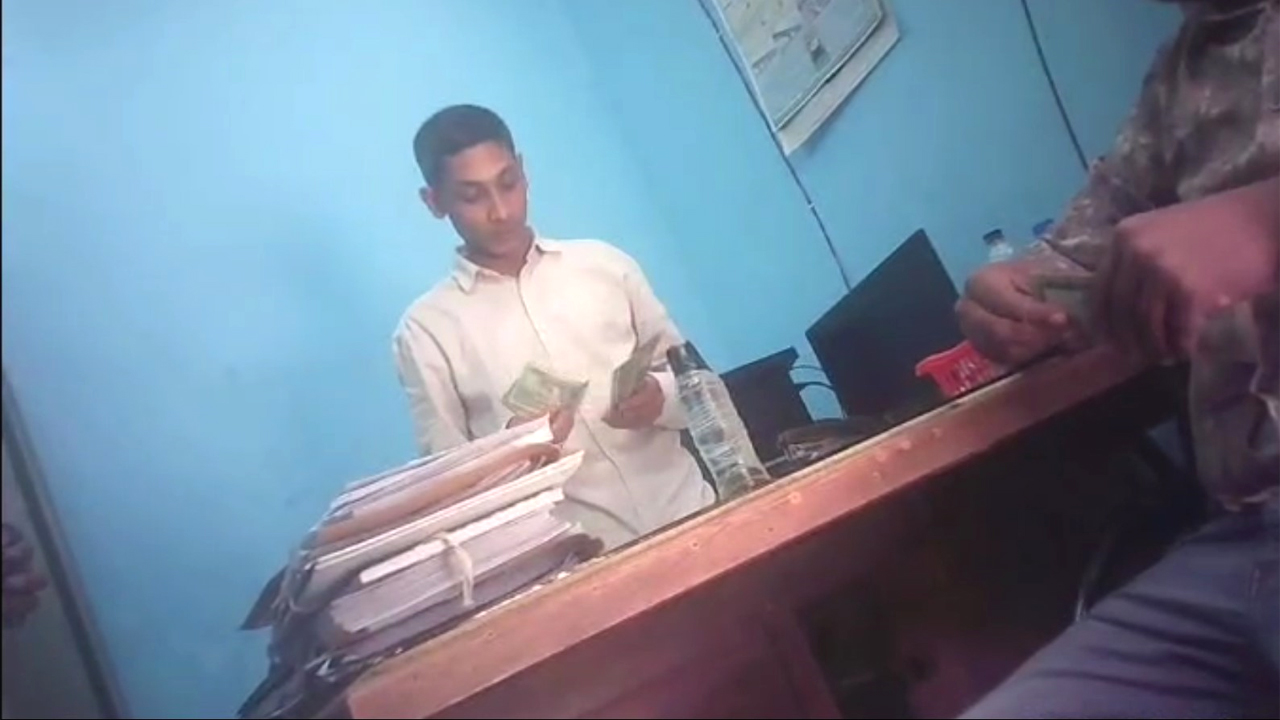 ঘুষের টাকা গুণে নিচ্ছেন উজ্জ্বল বড়ুয়া