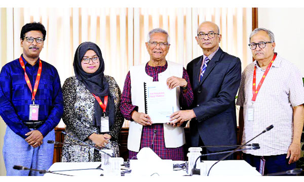 প্রধান উপদেষ্টা প্রফেসর মুহাম্মদ ইউনূসের কাছে গুমসংক্রান্ত তদন্ত কমিশনের সভাপতি মইনুল ইসলাম চৌধুরী কমিশনের প্রতিবেদন হস্তান্তর করেন