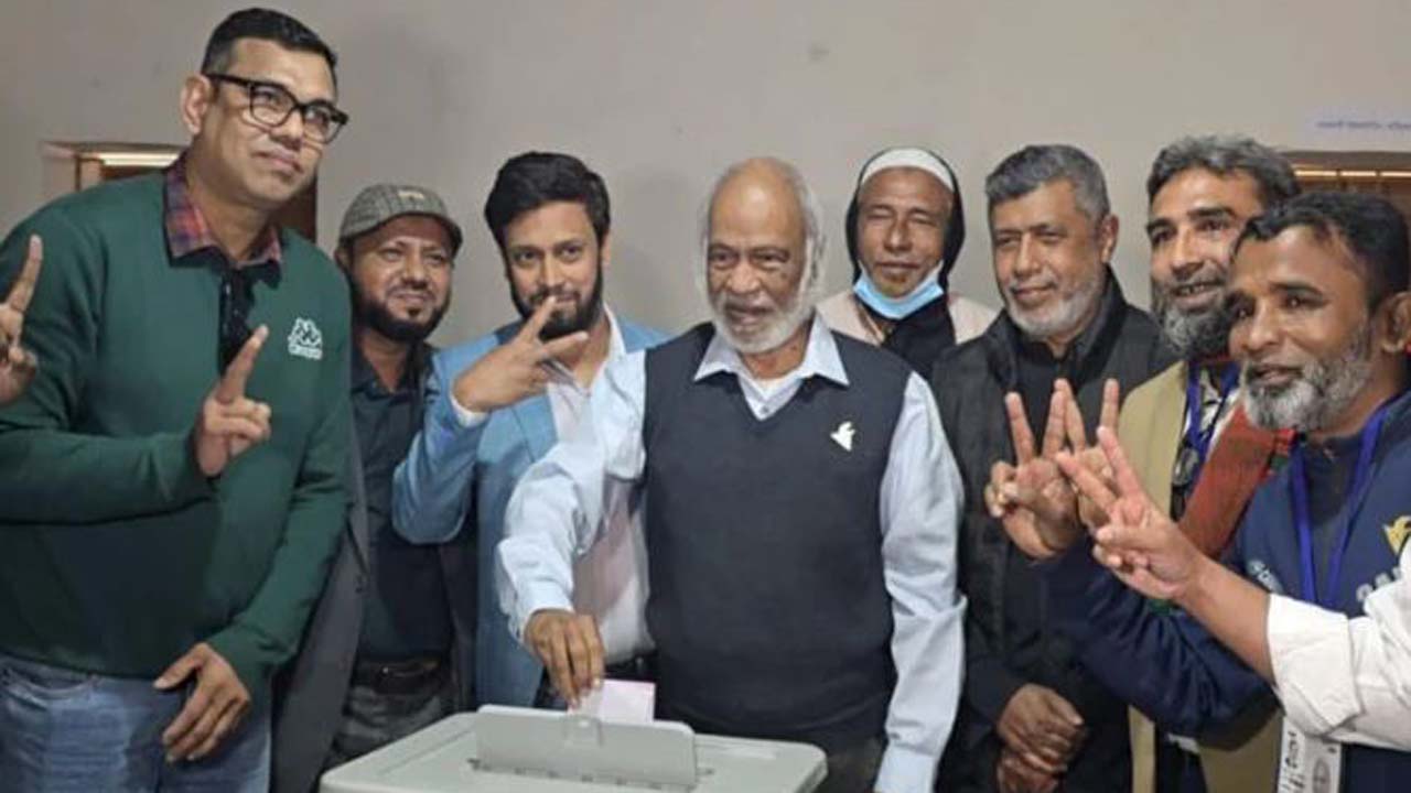 ভোট দিচ্ছেন ড. আব্দুল মঈন খান