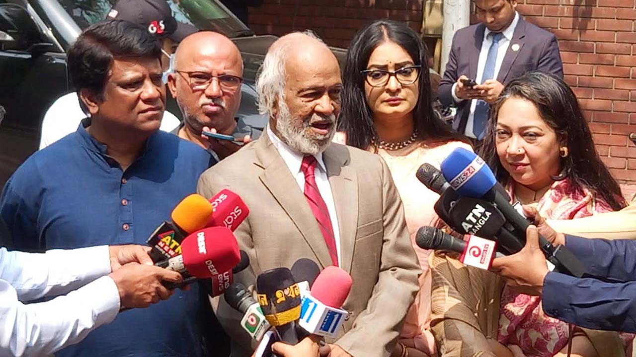 বৈঠক শেষে সাংবাদিকদের সাথে কথা বলছেন বিএনপির স্থায়ী কমিটির সদস্য ড. আব্দুল মঈন খান