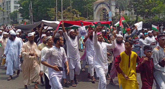 কাকরাইল মোড় থেকে সোহরাওয়ার্দি উদ্যানের দিকে যাচ্ছে জনতা