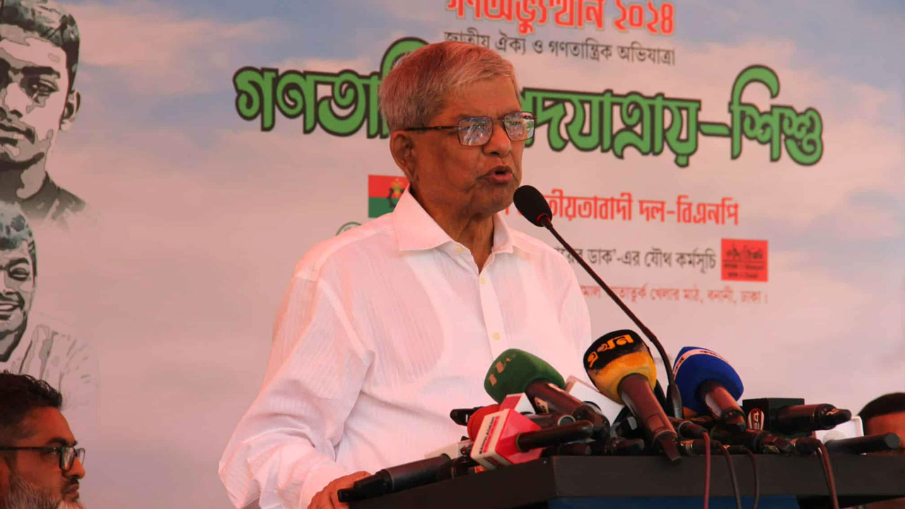 কর্মসূচিতে বক্তব্য রাখছেন বিএনপি মহাসচিব মির্জা ফখরুল ইসলাম আলমগীর