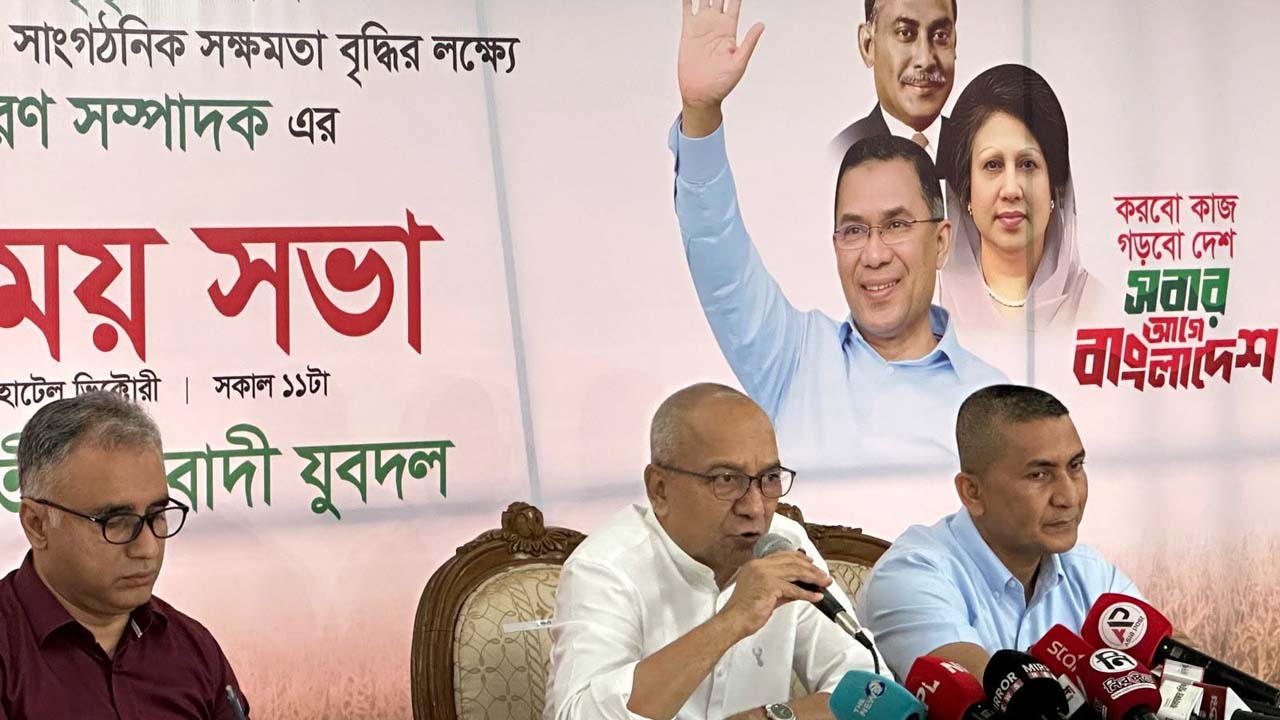 সভায় বক্তব্য রাখছেন যুবদল সভাপতি আব্দুল মোনায়েম মুন্না