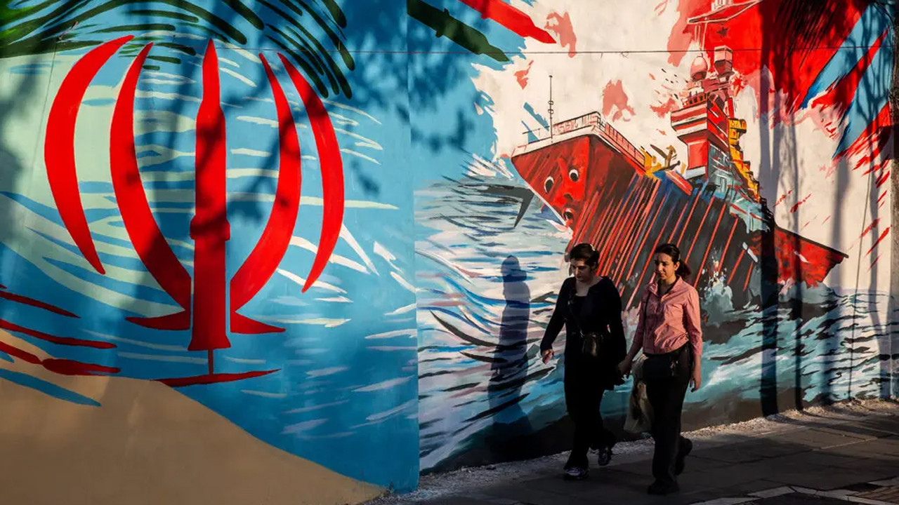 মার্কিন নৌবাহিনীর একটি জাহাজে ইরানি ক্ষেপণাস্ত্র হামলার দৃশ্য ফুটিয়ে তোলা একটি ম্যুরাল