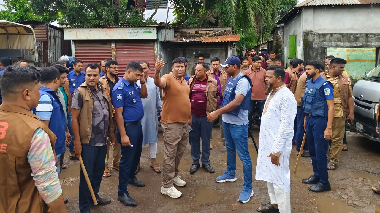ঘটনাস্থলে পুলিশ সদস্যরা
