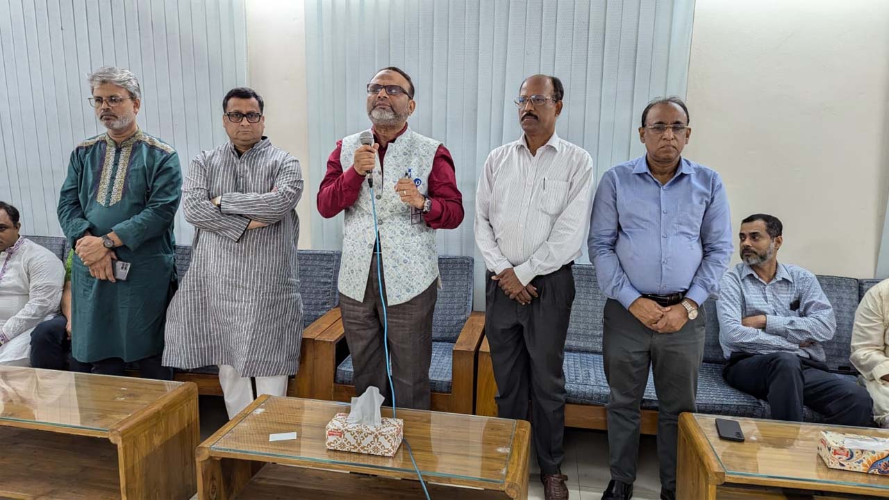ঢাবির নয়জন আহত শিক্ষার্থী ও শহীদ দু’ পরিবারের মাঝে আর্থিক সহায়তা প্রদান
