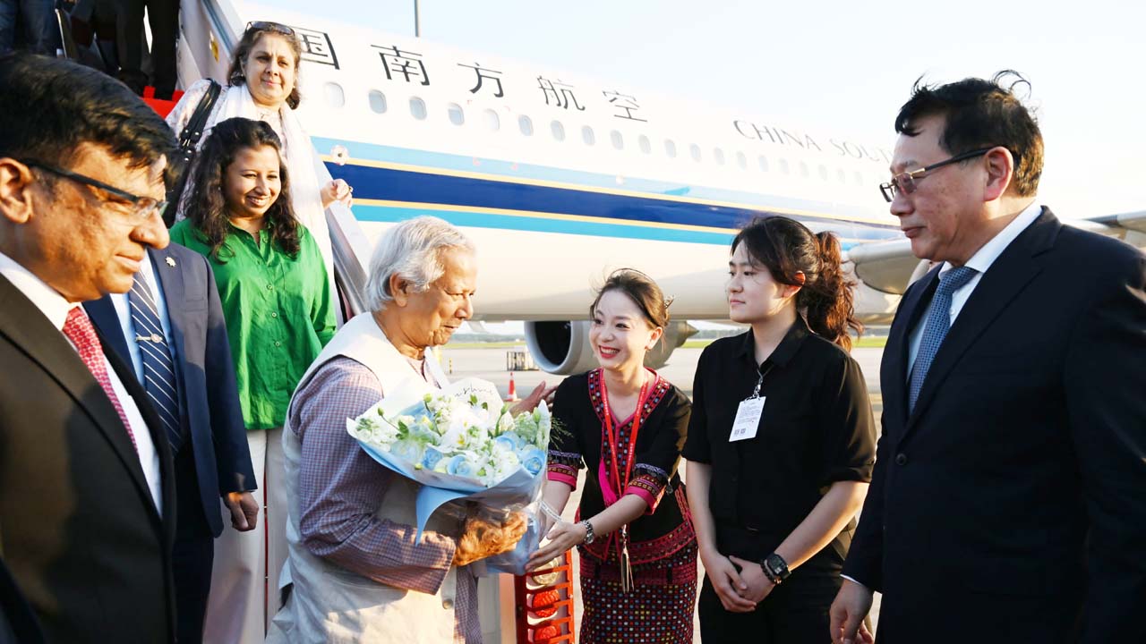 প্রধান উপদেষ্টাকে স্বাগত জানাচ্ছেন চীনের প্রতিনিধিরা