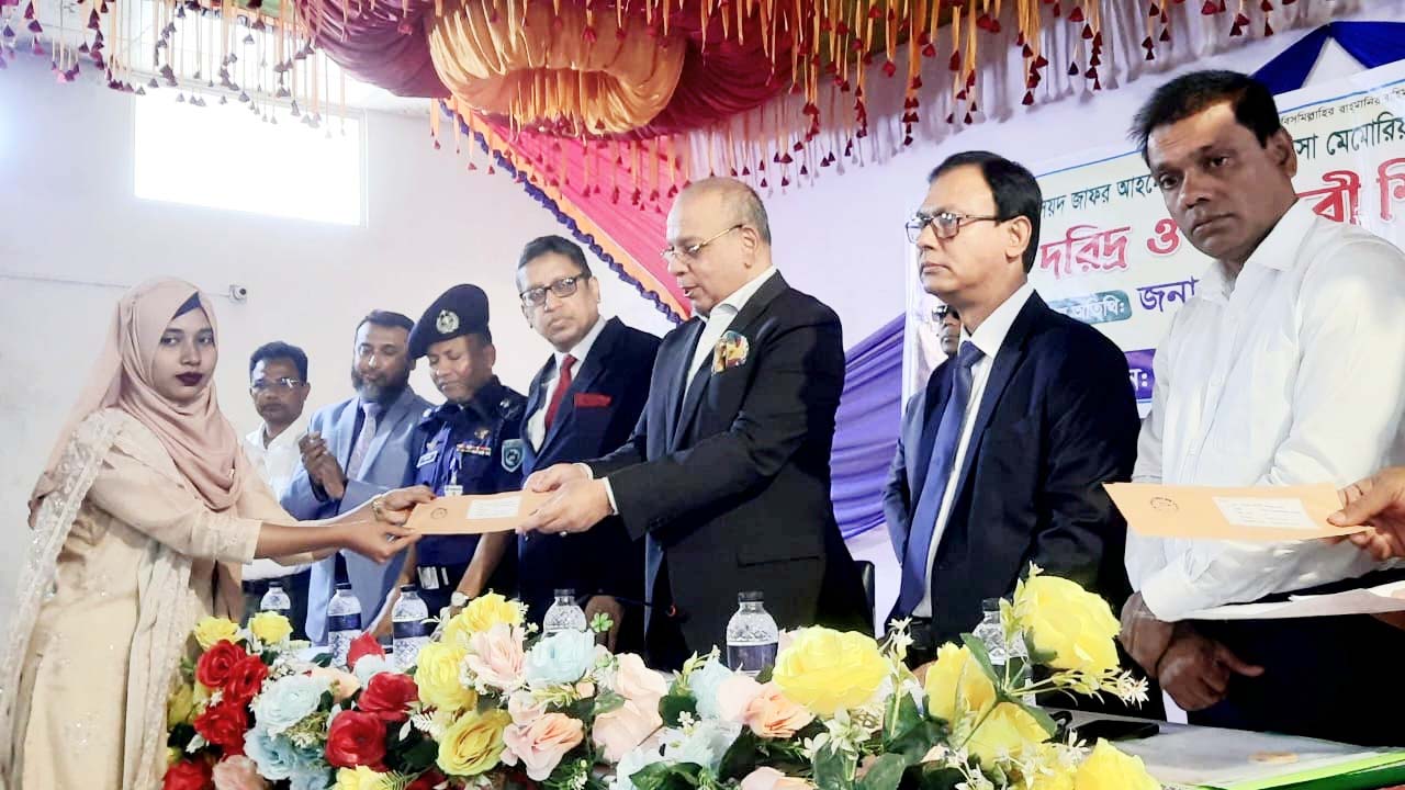 দরিদ্র ও মেধাবী শিক্ষার্থীদের বৃত্তিপ্রদান অনুষ্ঠানে প্রধান বিচারপতি ড. সৈয়দ রেফাত আহমেদ