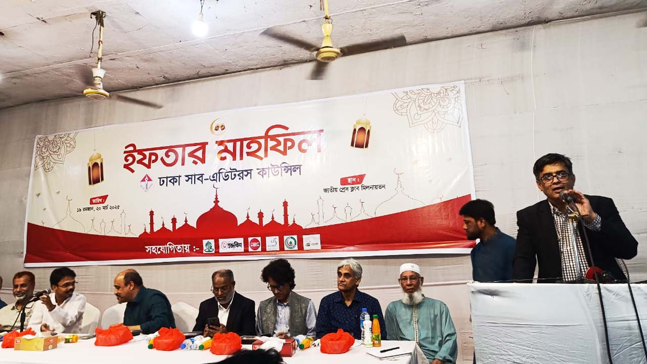 প্রধান অতিথির বক্তব্য রাখছেন প্রধান উপদেষ্টার প্রেস সচিব শফিকুল আলম