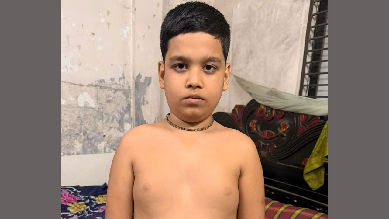 নির্যাতনের শিকার পঞ্চম শ্রেণির ছাত্র কৃষ্ণ হালদার