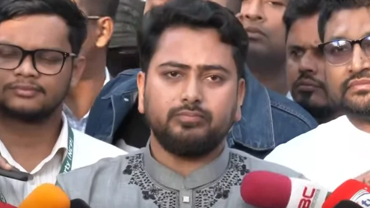 নাহিদ ইসলাম মনে করেন, ১১ দলীয় জোট সরকার গঠনের দ্বারপ্রান্তে রয়েছে