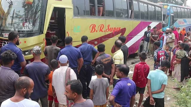 গ্যারেজে রাখা বাস