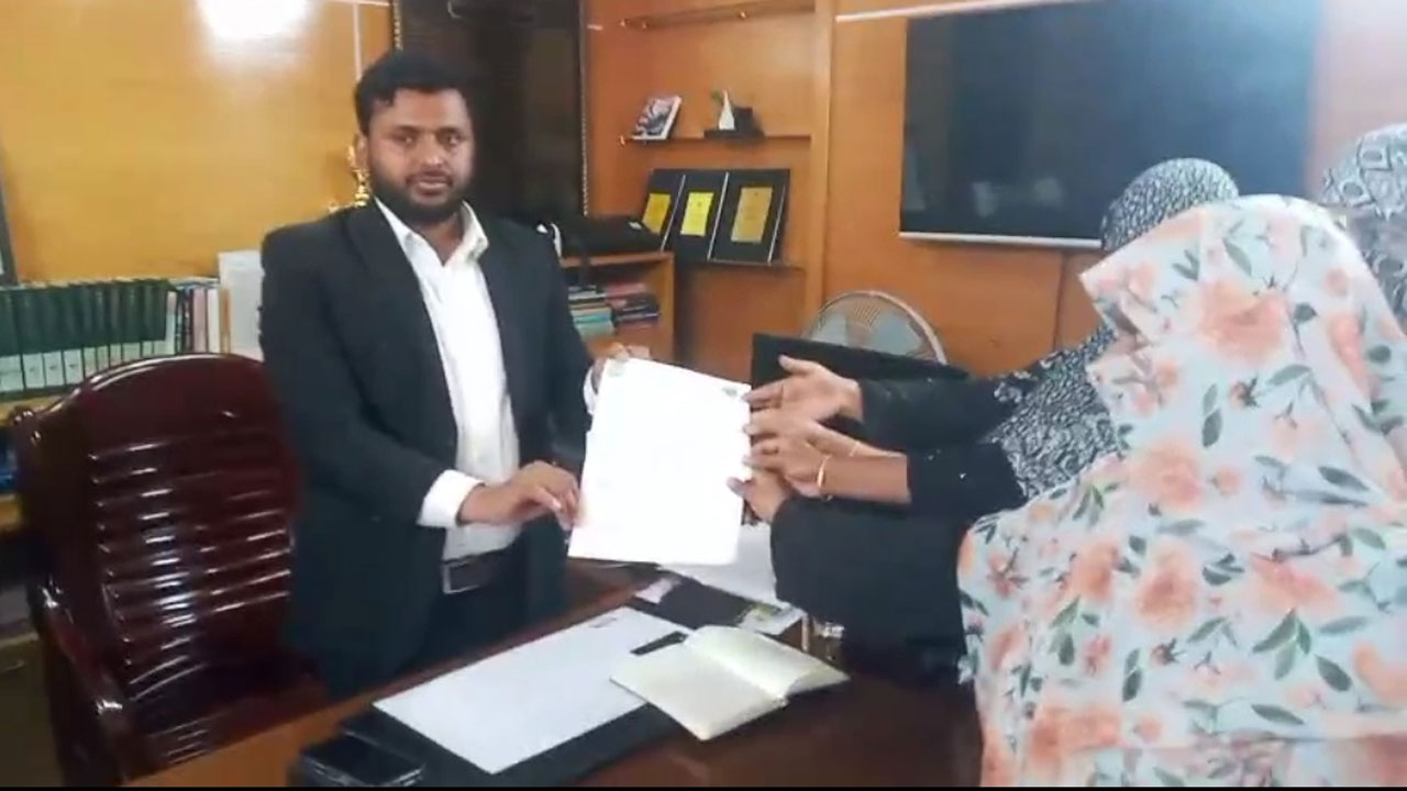 সহকারী রিটার্নিং অফিসার ও উপজেলা নির্বাহী অফিসার (ইউএনও) ফখরুল ইসলামকে স্মারকলিপি প্রদান