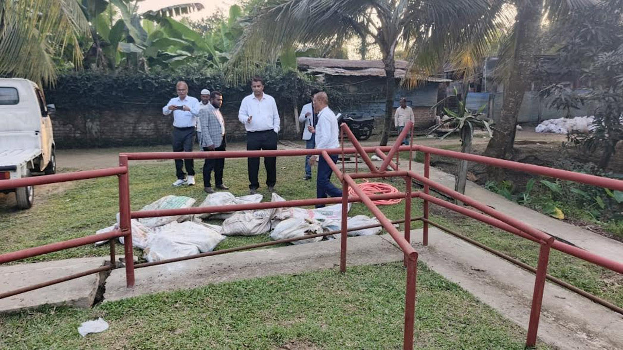 ঘটনাস্থলে পরিদর্শক দল