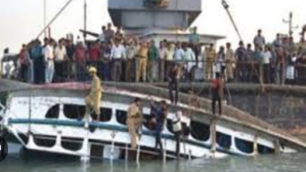চাঁদপুরের ডাকাতিয়া নদীতে ডুবে যাওয়া এমভি নাছরিন-১ লঞ্চ
