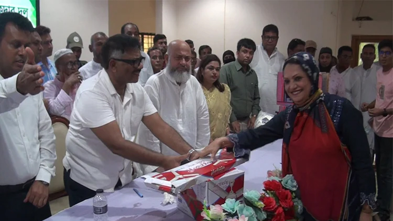 হুইপ এম রুহুল কুদ্দুস তালুকদার দুলু নাটোরে কৃষকদের মধ্যে প্রণোদনার বিভিন্ন উপকরণ বিতরণ অনুষ্ঠানে বক্তব্য দেন