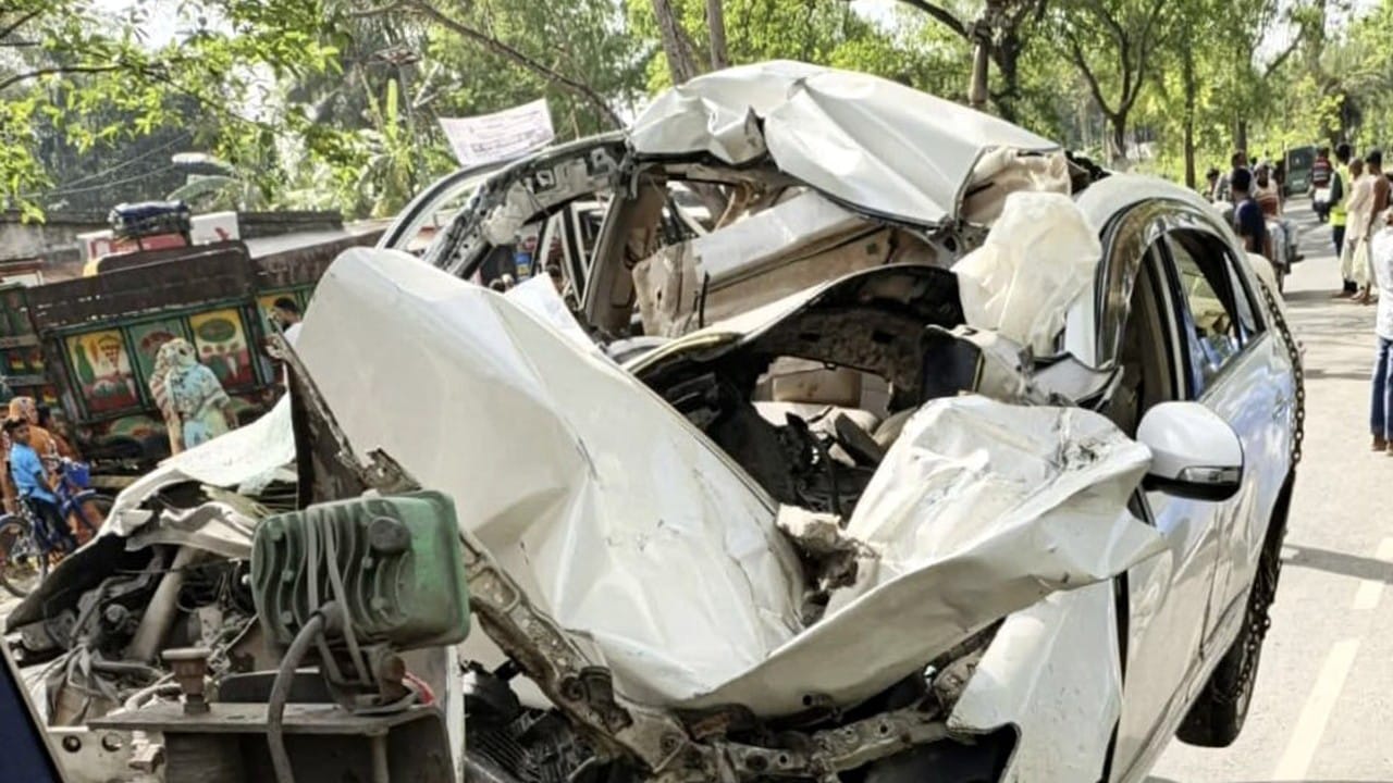 নাটোরের বড়াইগ্রামে দুর্ঘটনাকবলিত প্রাইভেটকার