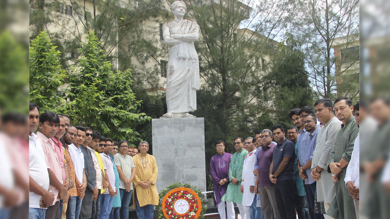 জাককানইবিতে নজরুল ভাস্কর্যে পুষ্পস্তবক অর্পণ করে শ্রদ্ধা নিবেদন