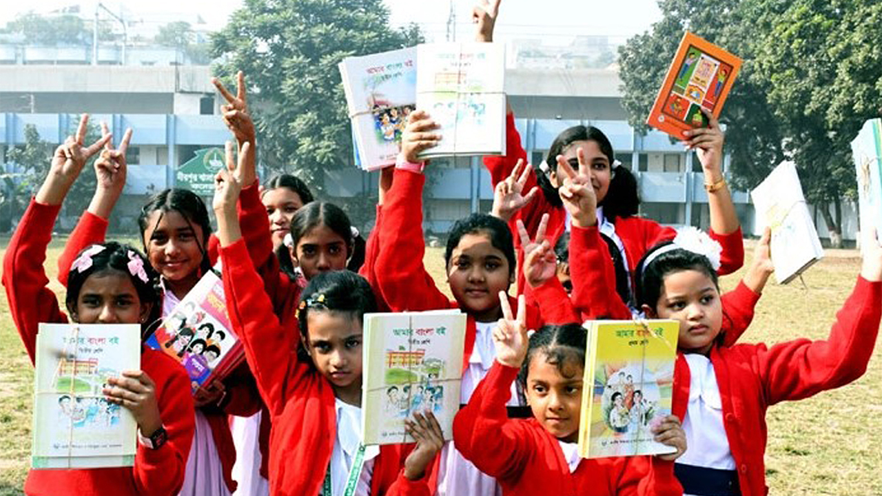 নতুন বই হাতে ডুবাইল সরকারি প্রাথমিক বিদ্যালয়ের কয়েকজন শিক্ষার্থী
